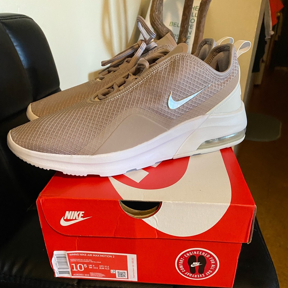 NWT NIKE Air Max Motion 2